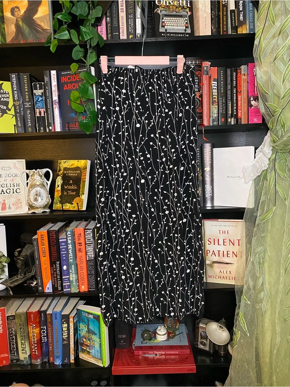 Beautiful Vintage 90’s Witchy Whimsygoth Goth Black & White Floral Maxi Skirt
